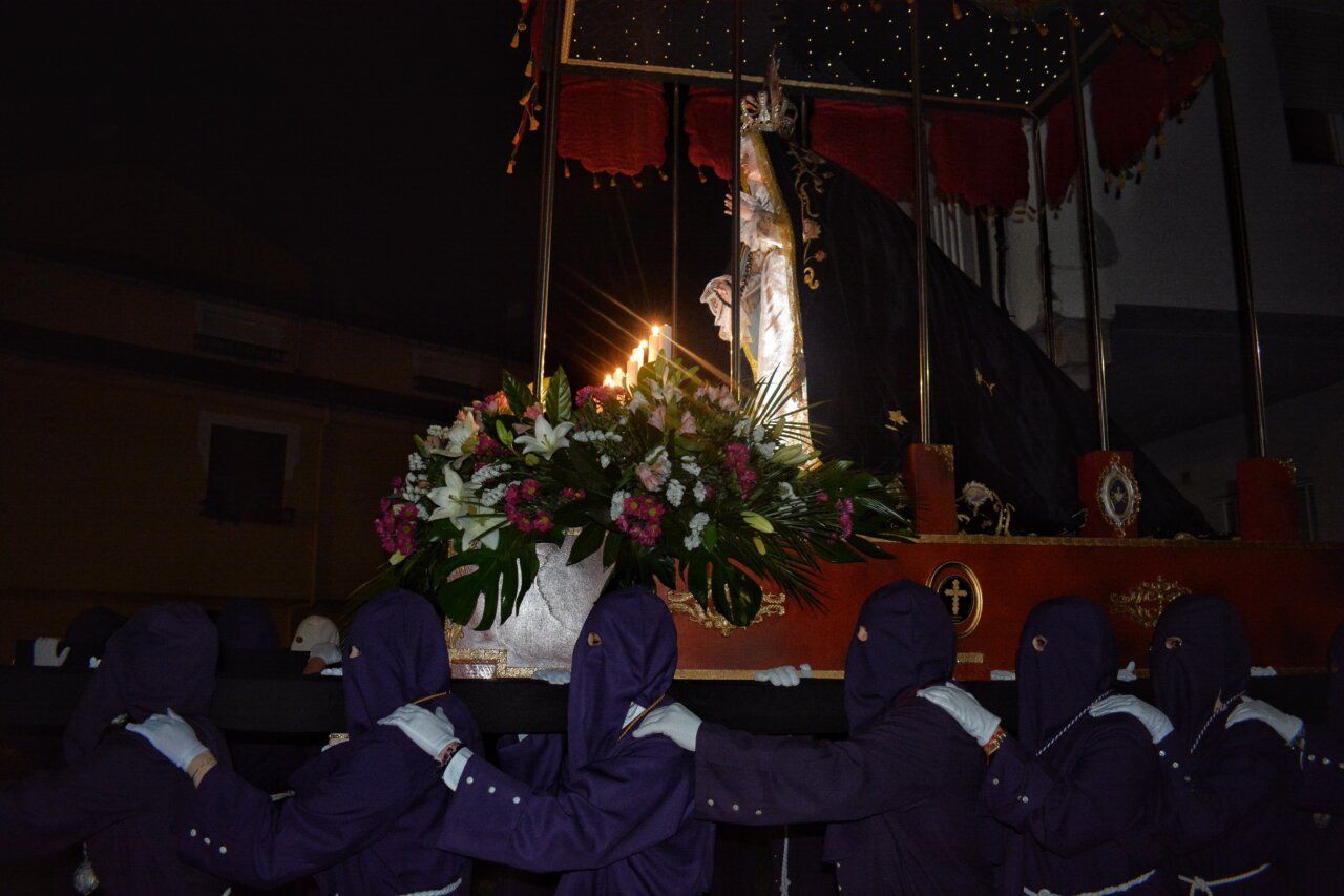 Procesión de la Virgen de los Dolores en Cacabelos con nuevo trono