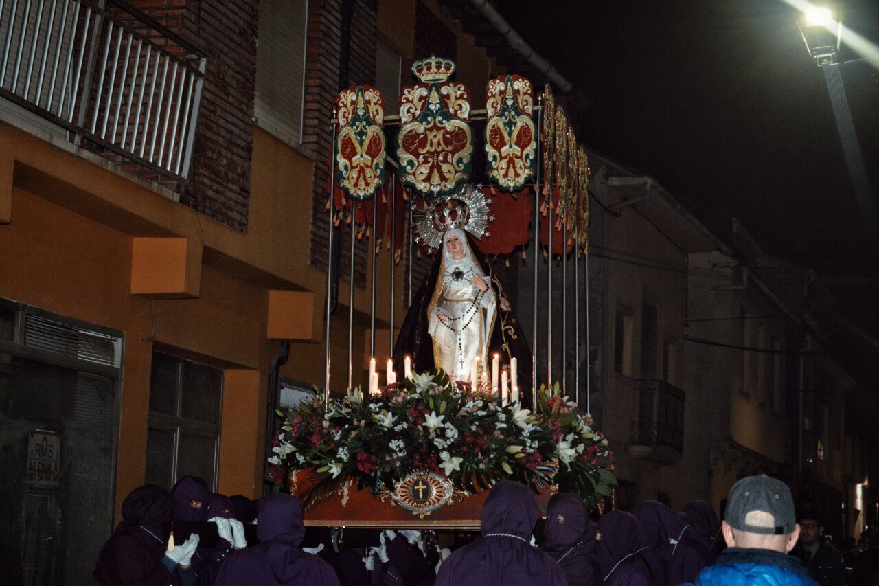 Procesión de la Virgen de los Dolores en Cacabelos con nuevo trono
