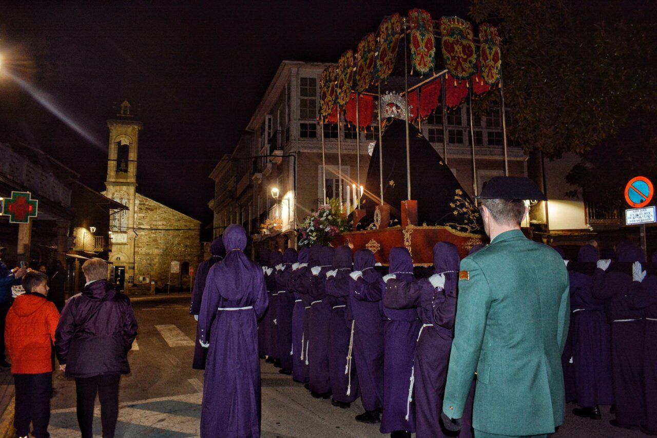 Procesión de la Virgen de los Dolores en Cacabelos con trono nuevo
