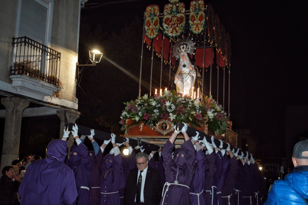 Procesión de la Virgen de los Dolores en Cacabelos con nuevo trono