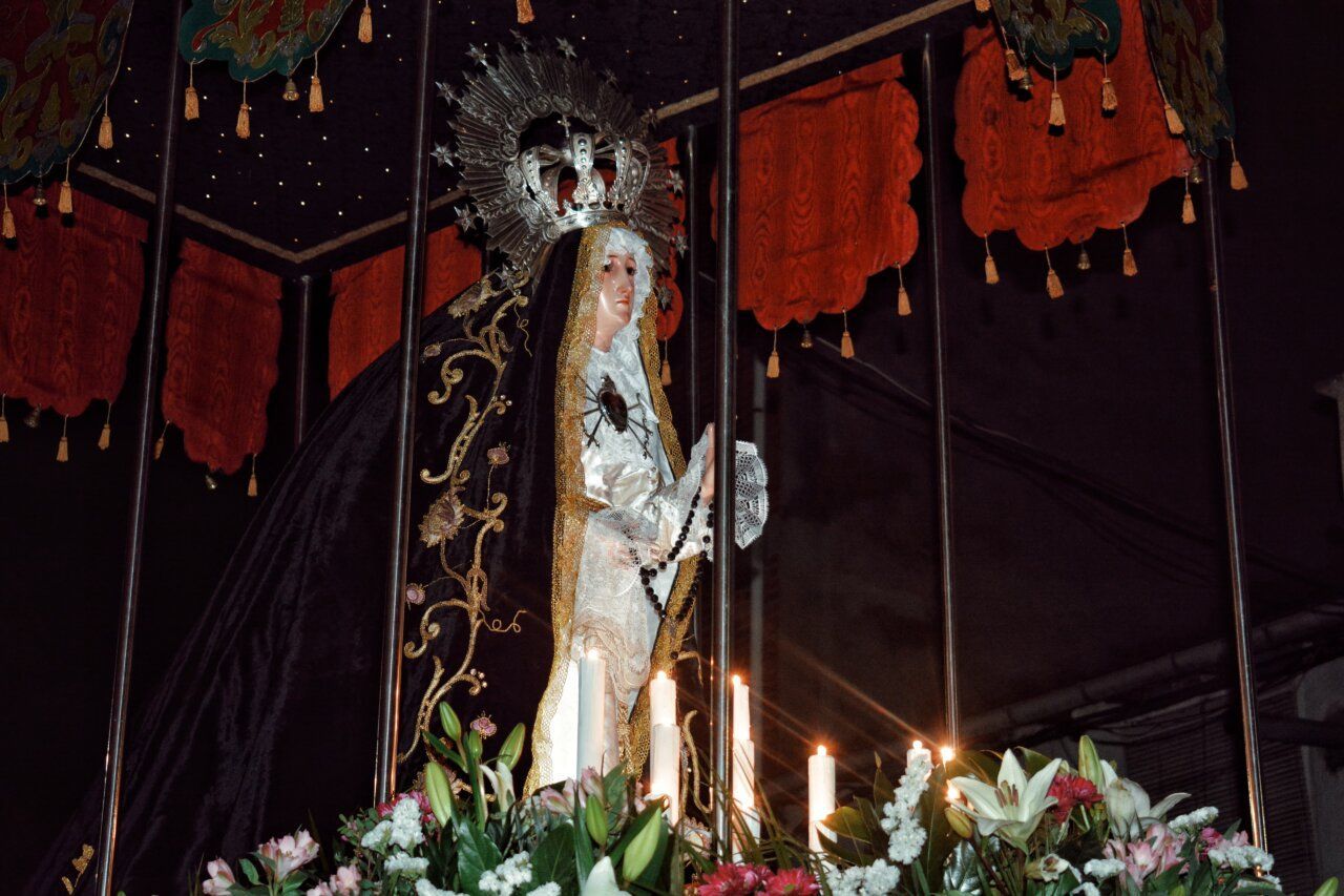 La Virgen de los Dolores en su nuevo trono durante la procesión en Cacabelos