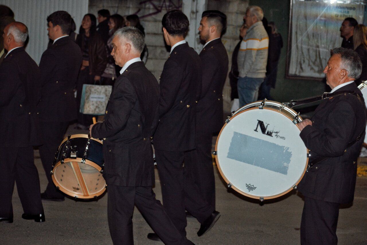 Hombres con trajes oscuros en la procesión del Viernes de Dolores en Cacabelos