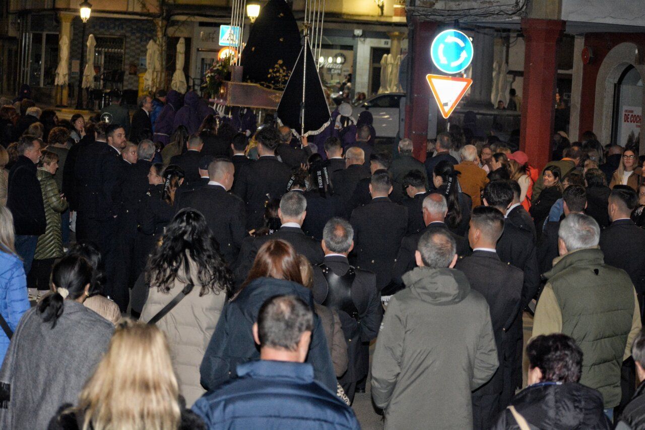 Procesión del Viernes de Dolores en Cacabelos con multitud de asistentes.