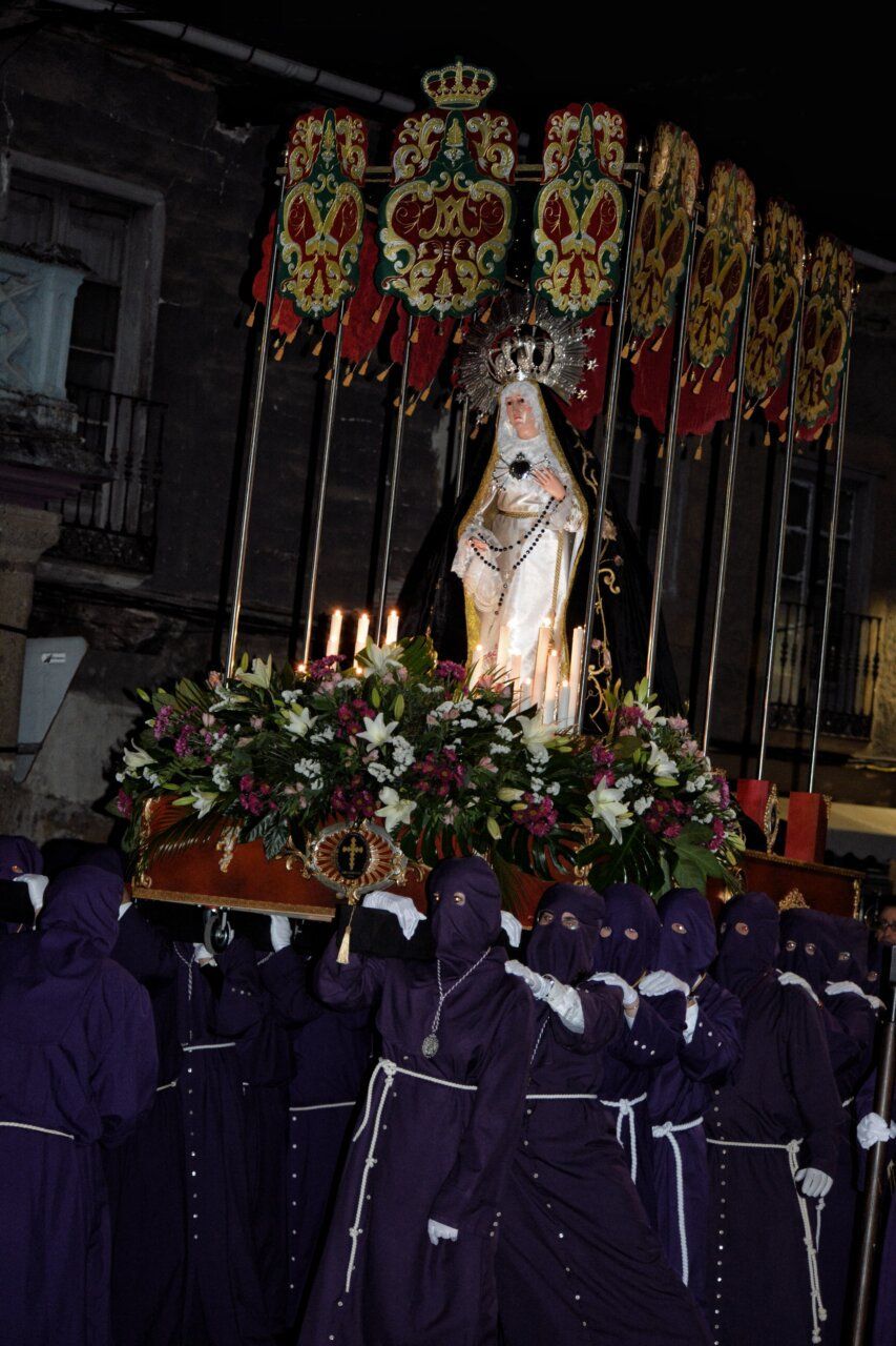 Procesión de la Virgen de los Dolores en Cacabelos con trono nuevo