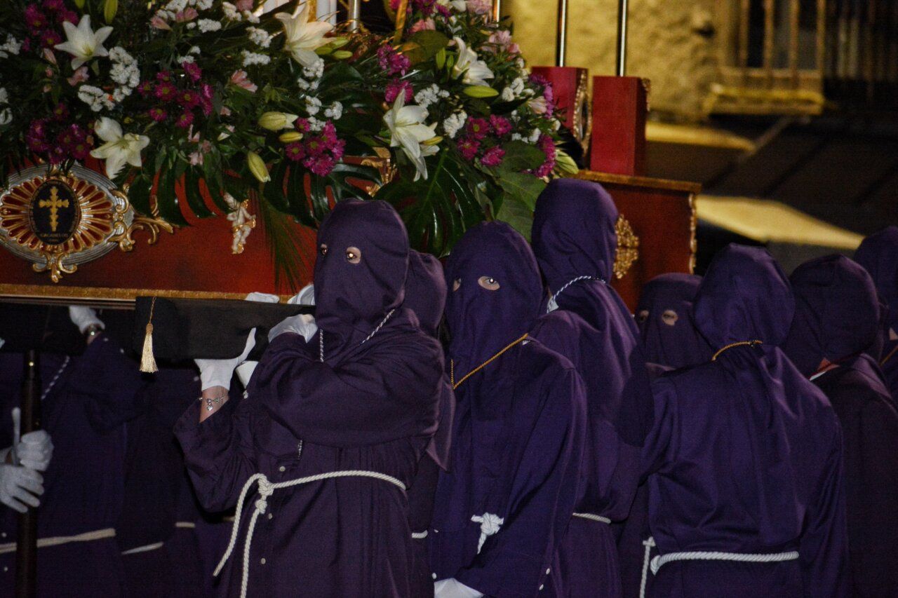 Participantes en la procesión del Viernes de Dolores en Cacabelos