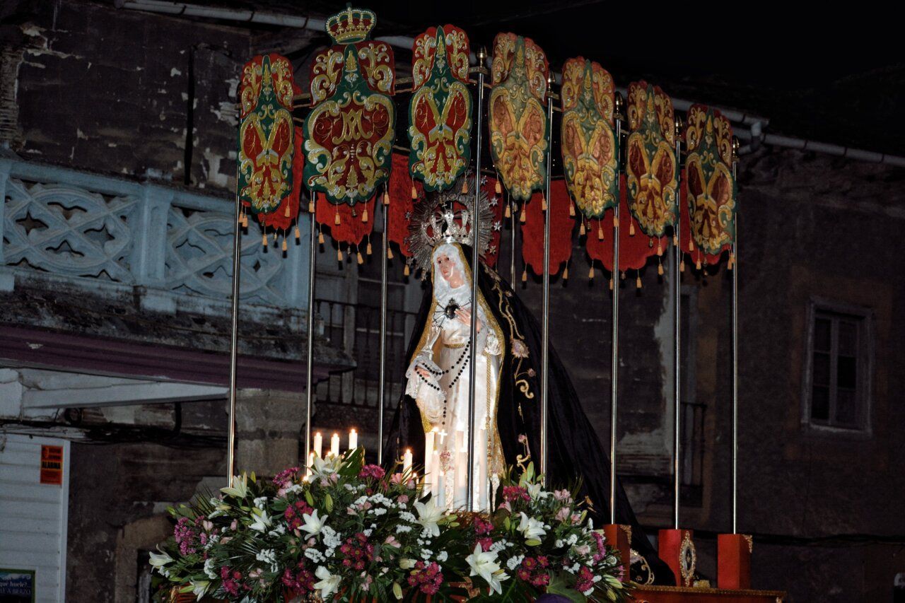 Procesión de la Virgen de los Dolores en Cacabelos con nuevo trono