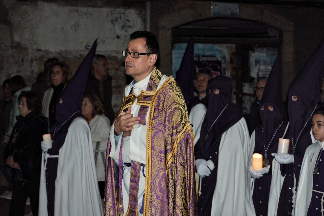 Participantes en la procesión del Viernes de Dolores en Cacabelos