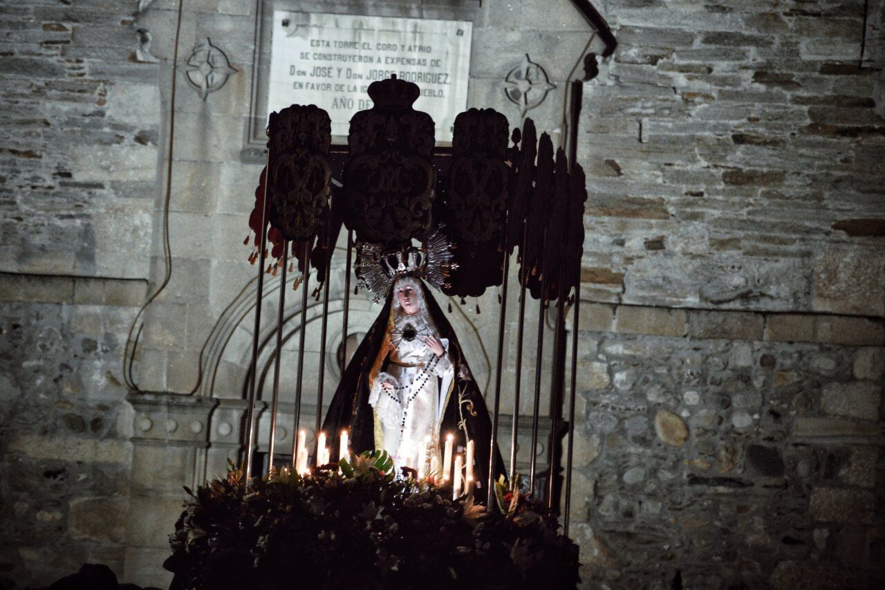 Procesión de la Virgen de los Dolores en Cacabelos con nuevo trono