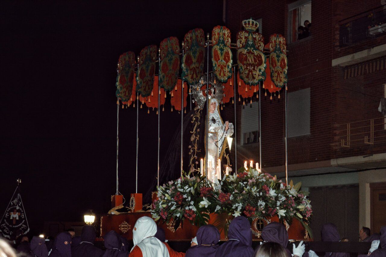 Procesión de la Virgen de los Dolores en Cacabelos con nuevo trono