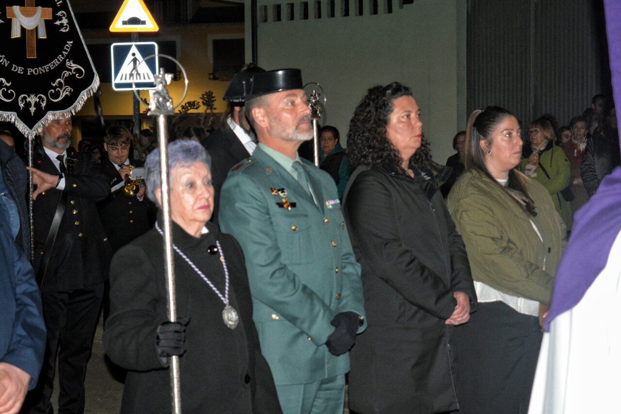 Participantes en la procesión del Viernes de Dolores en Cacabelos