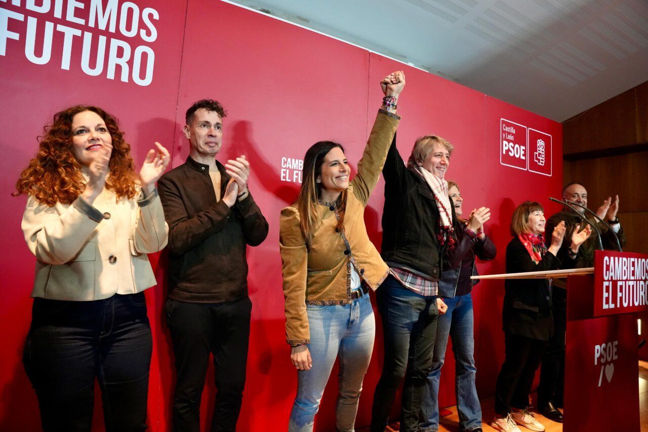 Miembros del PSOE en un acto en Bembibre celebrando un cambio político
