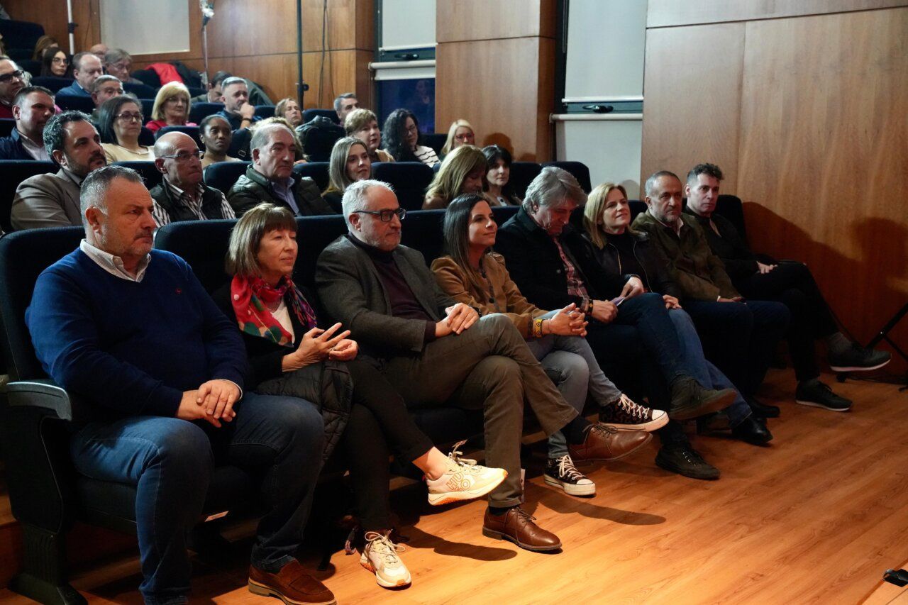 Asistentes en un acto del PSOE en Bembibre, escuchando atentamente.