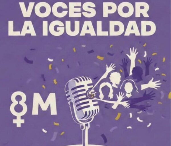 Acto por el Día de la Mujer en Villablino con micrófono y público