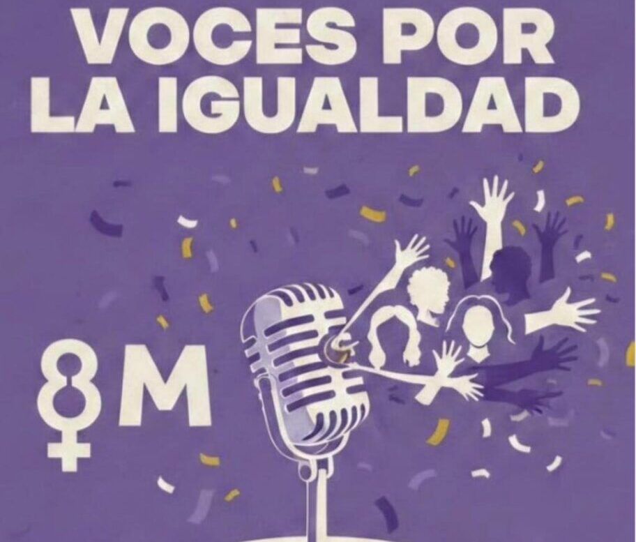 Acto por el Día de la Mujer en Villablino con micrófono y público