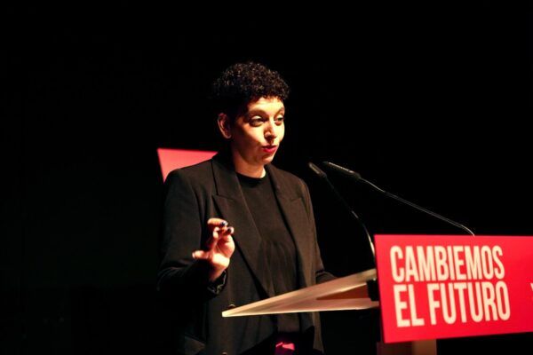 Mujer hablando en un evento político en Fabero