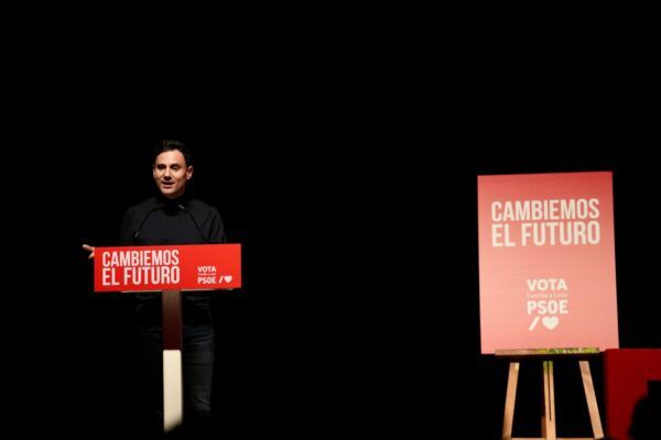 Un orador en un evento del PSOE en Fabero con un cartel de campaña