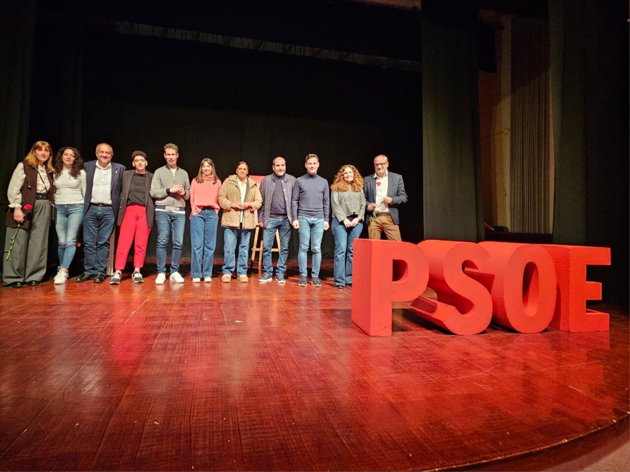 Candidatos del PSOE en un acto en Fabero con un gran cartel
