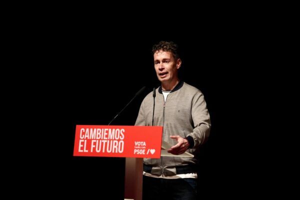 Un orador en un evento del PSOE en Fabero hablando sobre desarrollo