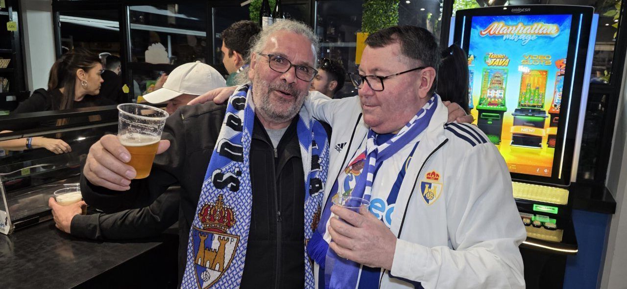 Dos aficionados de la Ponfe disfrutando en el Bar El Toralín