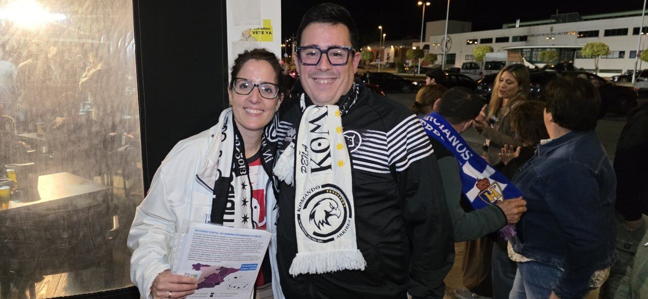 Pareja de aficionados de la Ponfe en el Bar El Toralín