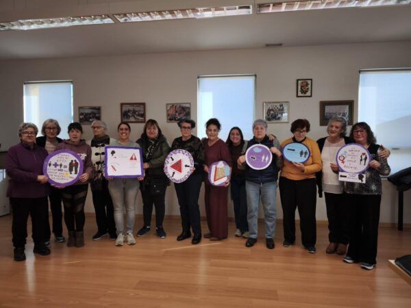 Grupo de mujeres sosteniendo carteles en el Ayuntamiento de Arganza
