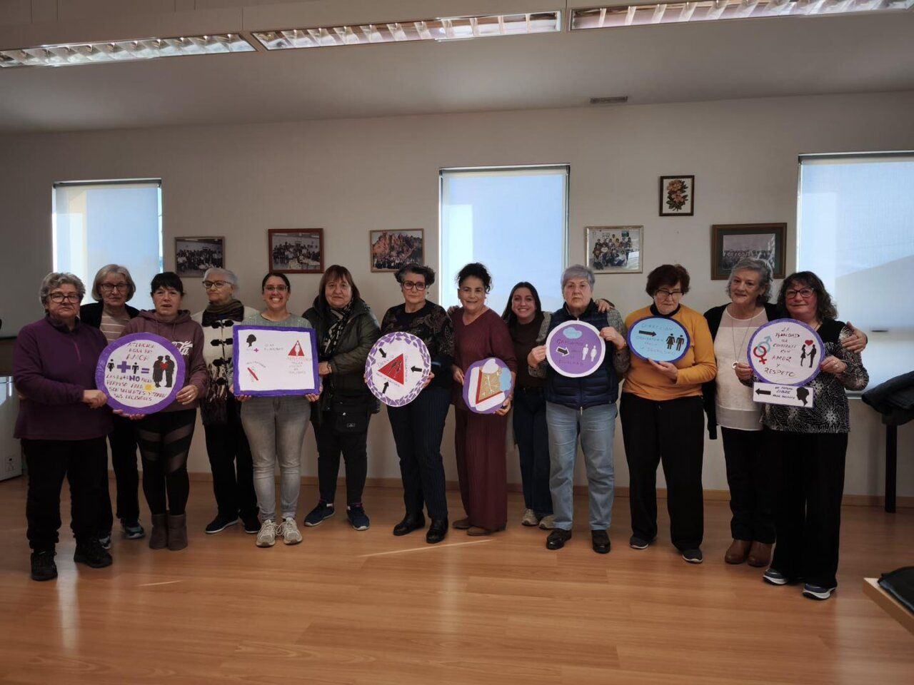 Grupo de mujeres sosteniendo carteles en el Ayuntamiento de Arganza