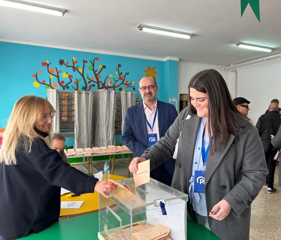 El alcalde de Ponferrada votando en las elecciones autonómicas de Castilla y León.