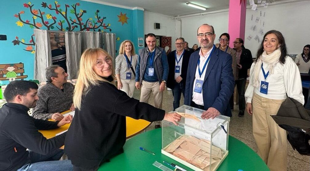 El alcalde de Ponferrada votando en un colegio electoral