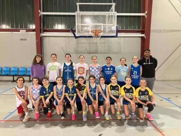 Grupo de alevines del C.B. 6,25 Ponferrada en entrenamiento de baloncesto