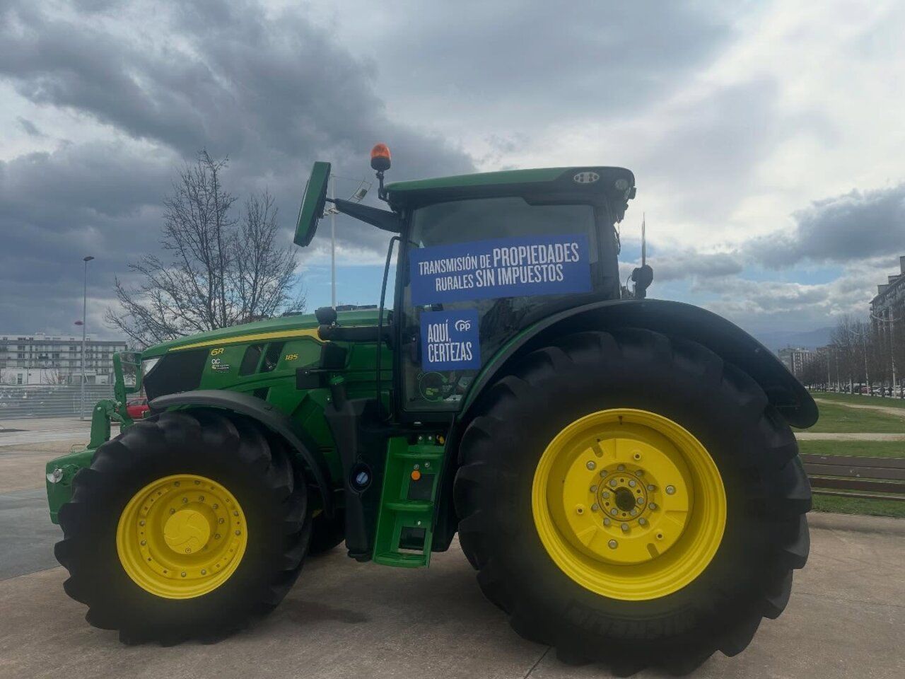 Tractor verde con cartel en campaña electoral de Alfonso Fernández Mañueco