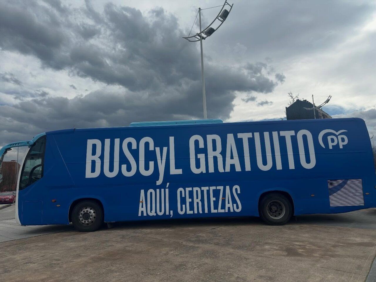 Autobús de campaña del Partido Popular en Ponferrada con mensaje electoral.