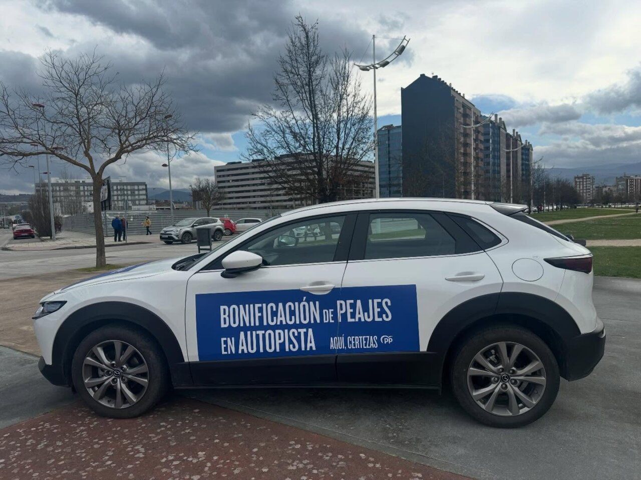 Coche de campaña con mensaje sobre bonificación de peajes en autopista