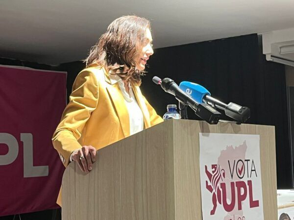 Alicia Gallego durante su discurso en el cierre de campaña electoral en Santa María del Páramo