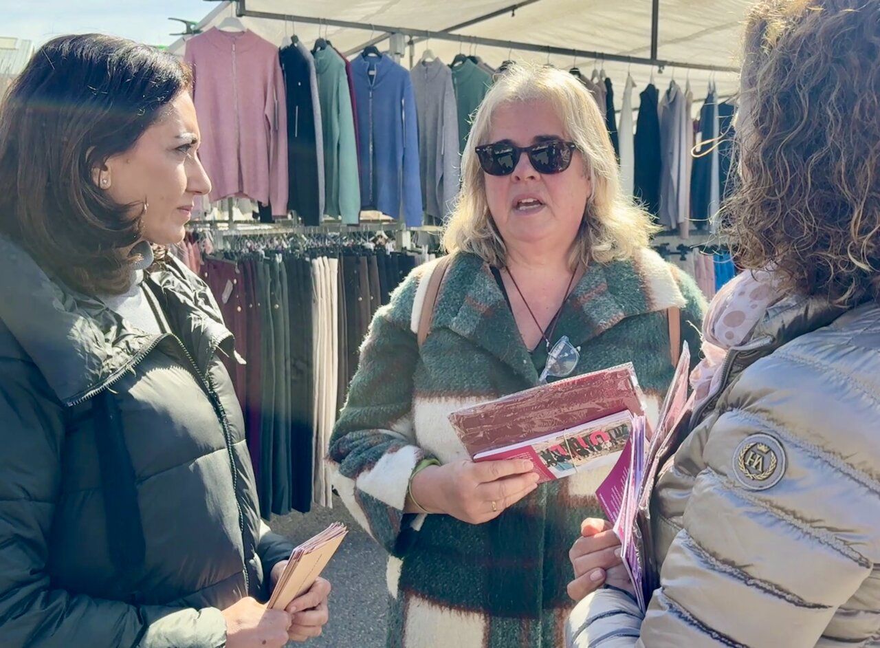 Alicia Gallego hablando sobre autonomía leonesa en un mercado
