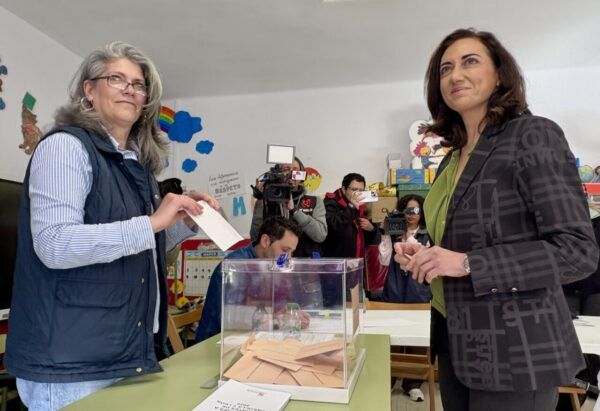 Alicia Gallego votando en una urna en Santa María del Páramo.