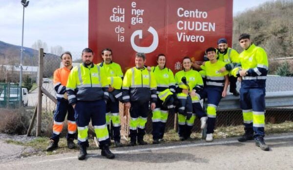 Grupo de alumnos en CIUDEN Vivero aprendiendo sobre cultivo forestal