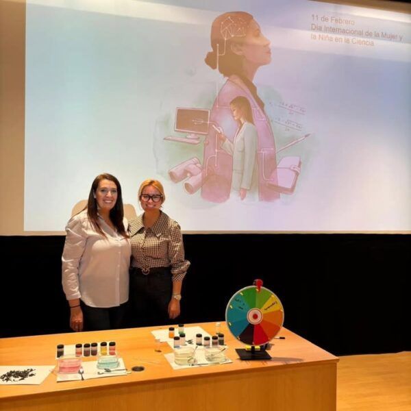 Dos mujeres en un evento del Día de la Mujer y la Niña en la Ciencia