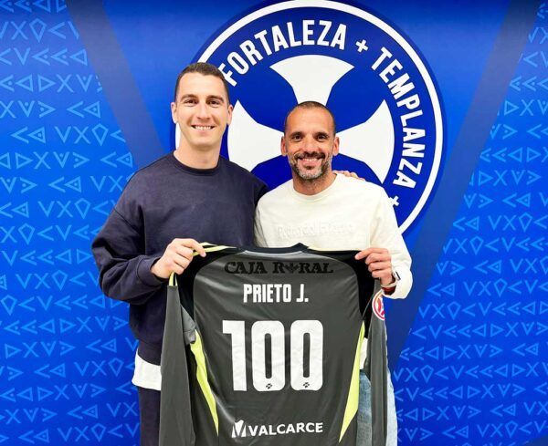 Andrés Prieto con camiseta conmemorativa de 100 partidos