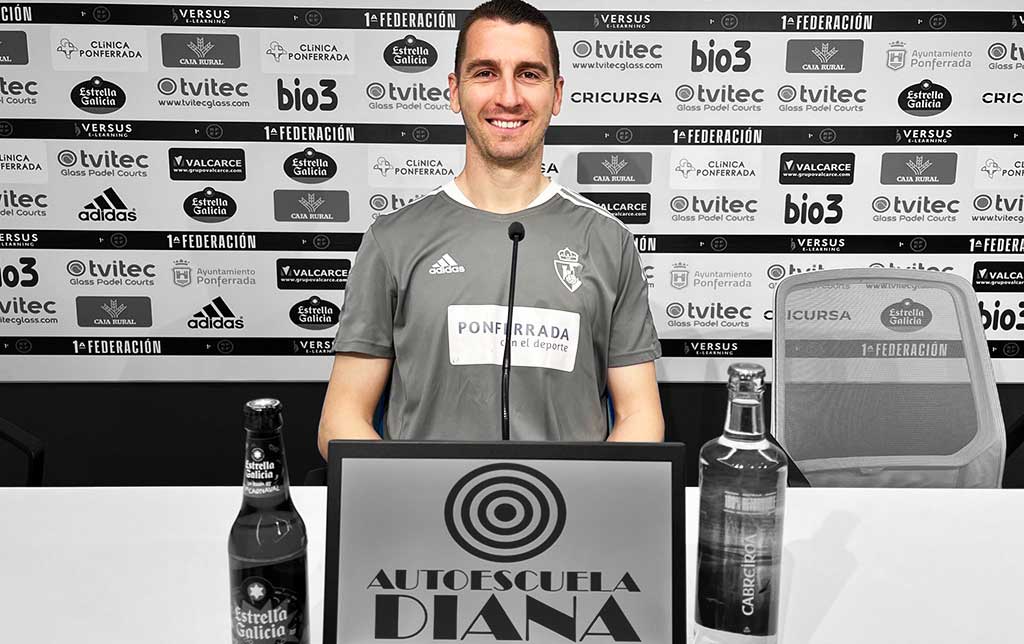 Andrés Prieto durante una rueda de prensa en el estadio de la SD Ponferradina