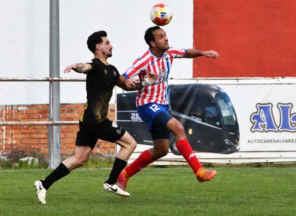 Jugadores del Atlético Bembibre compiten por el balón en un partido de fútbol