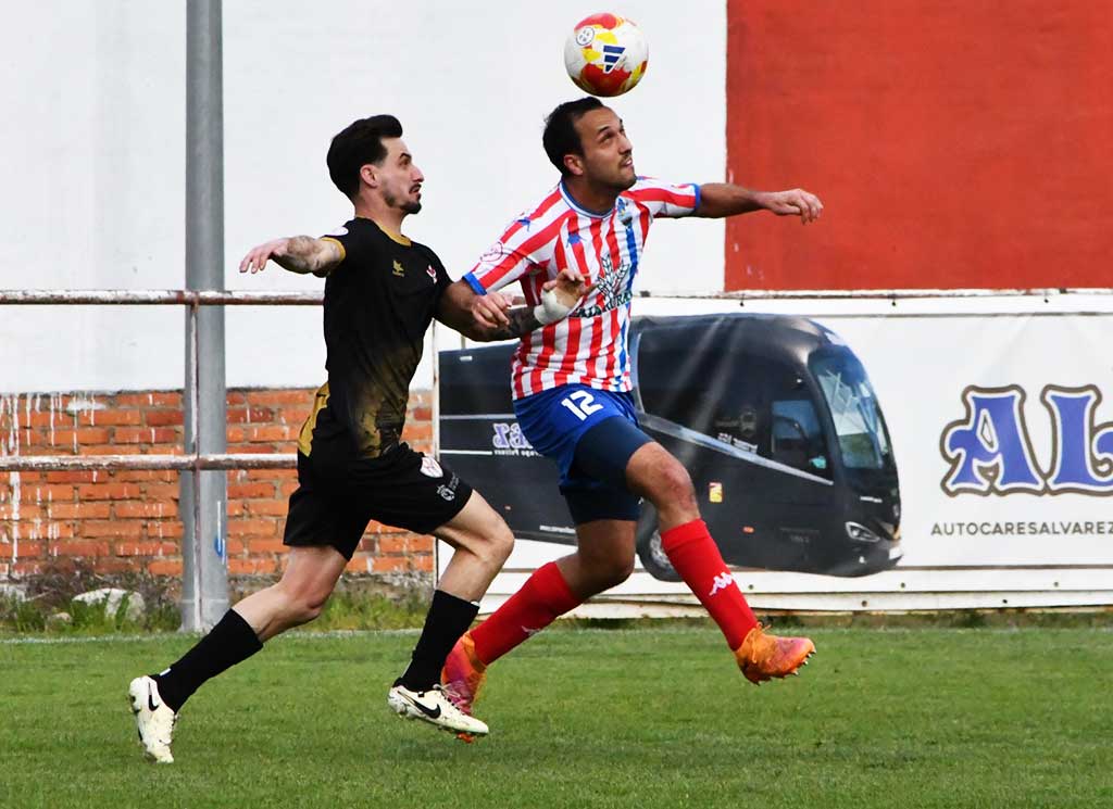 Jugadores del Atlético Bembibre compiten por el balón en un partido de fútbol