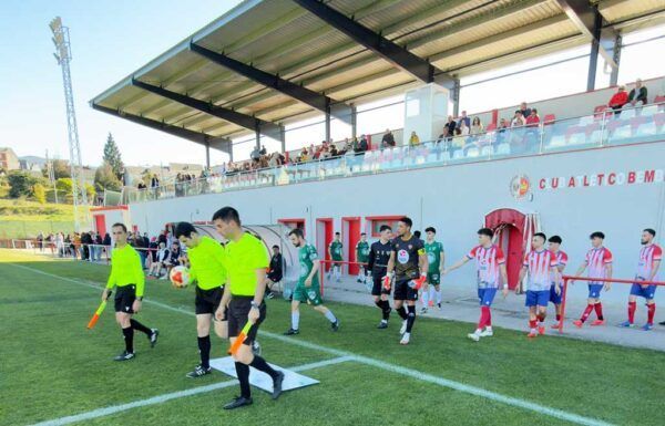 Jugadores del Atlético Bembibre ingresando al campo de juego