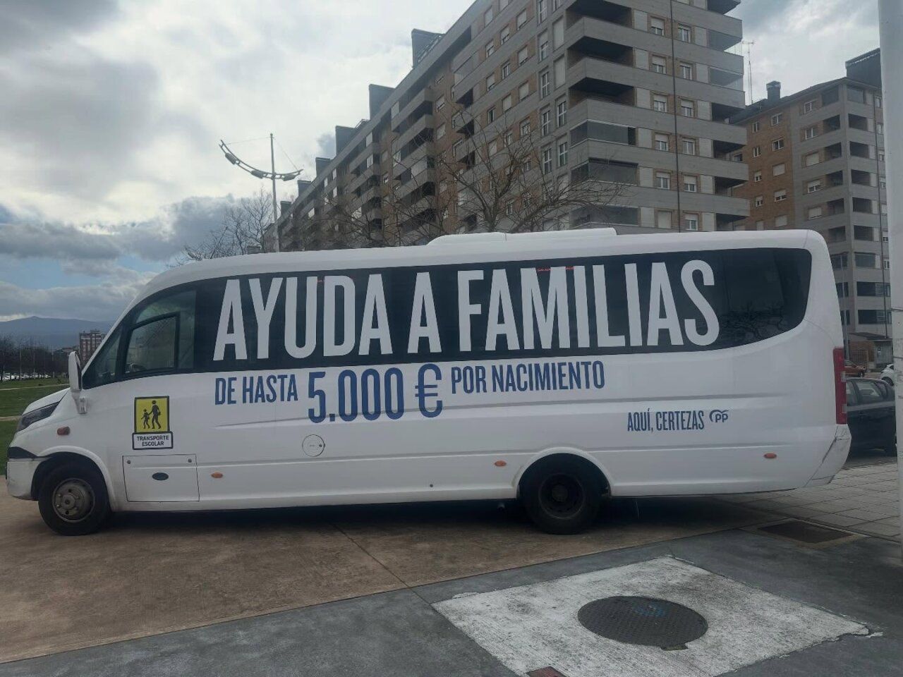 Furgoneta con mensaje de ayuda a familias por nacimiento en Ponferrada