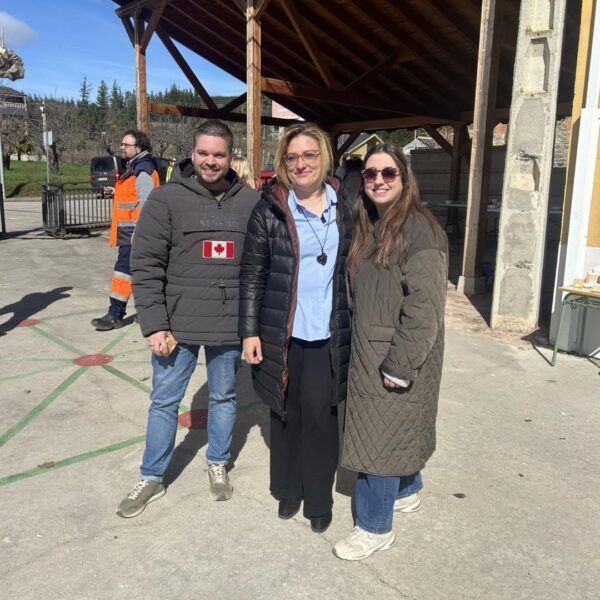 Tres personas posando en el Ayuntamiento de Arganza durante un evento