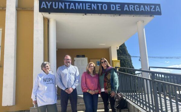 Grupo de personas frente al Ayuntamiento de Arganza
