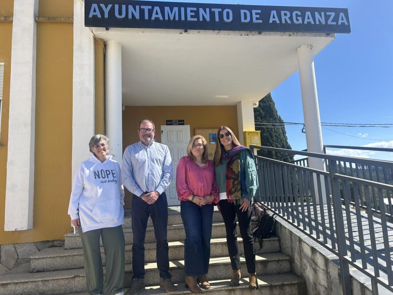 Grupo de personas frente al Ayuntamiento de Arganzas