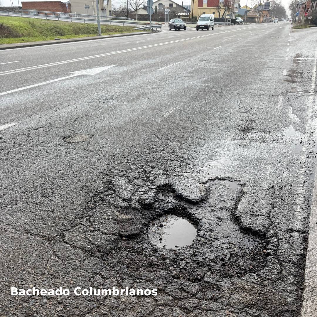 Estado de la carretera con baches y agua acumulada en Ponferrada