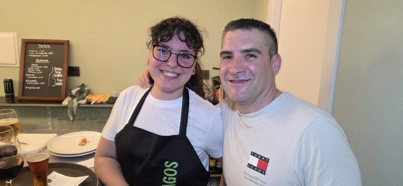 Inauguración del Bar Galapagos en Ponferrada con dos personas sonriendo