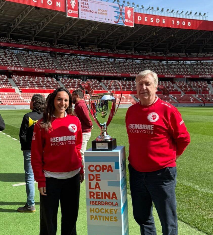 Representantes del Bembibre H.C con el trofeo de la Copa de la Reina en Gijón.