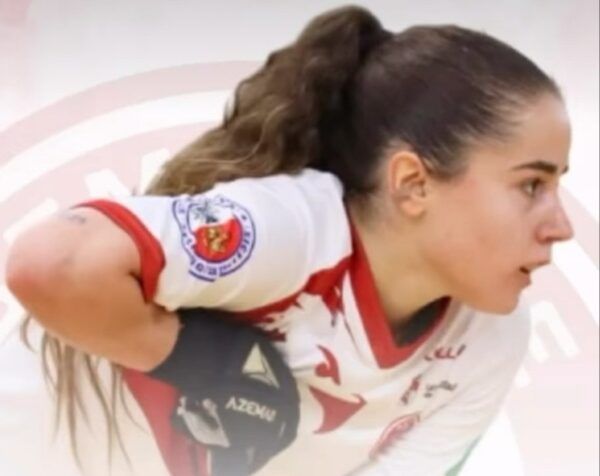 Joana Xicota del Bembibre H.C. en acción durante un partido de hockey sobre patines